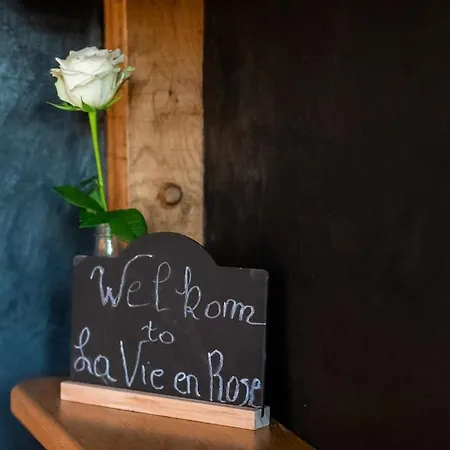 Country house La Vie En Rose - Pet Friendly Tiny House In The Nature With Fenced Garden Torhout